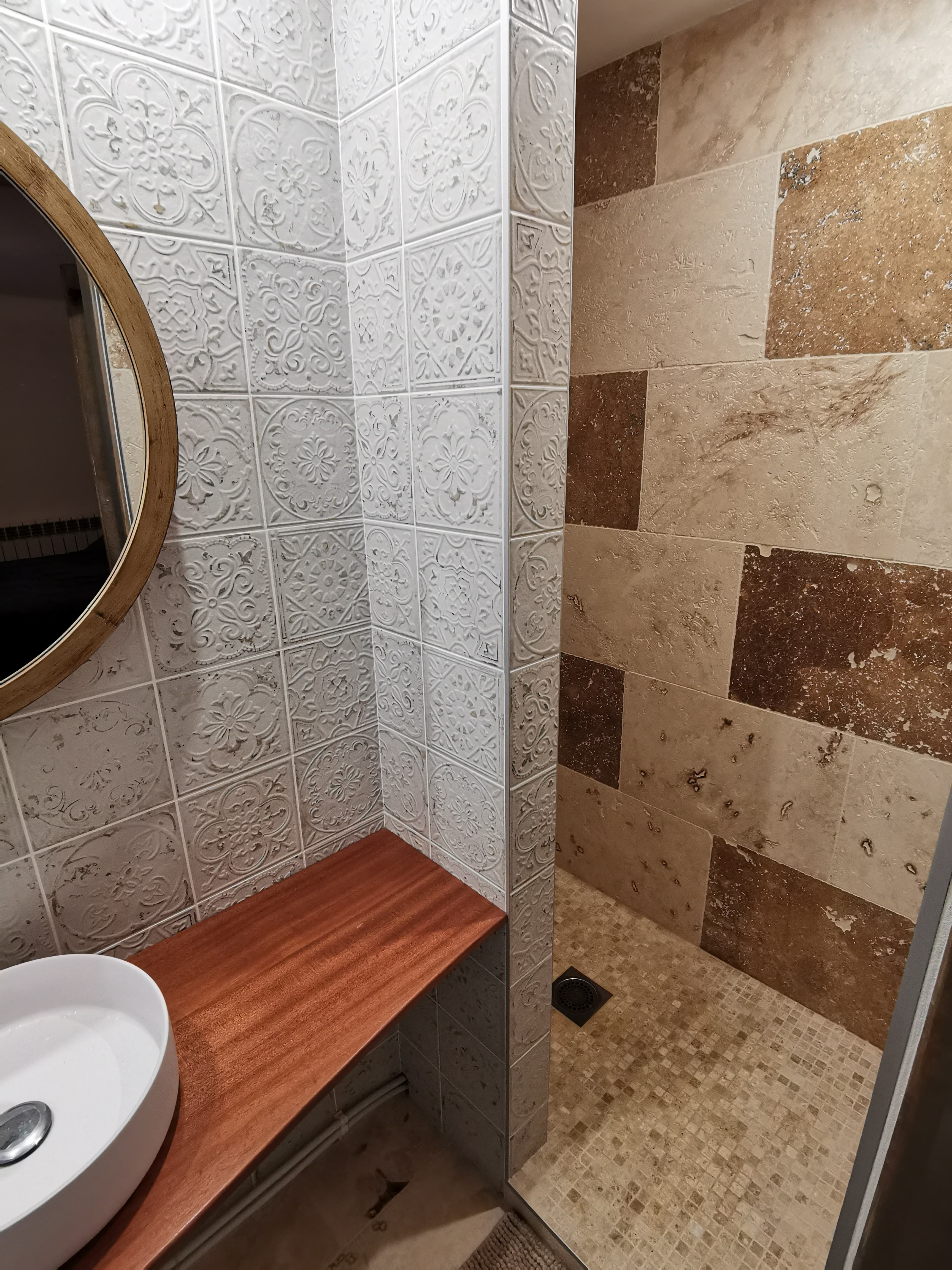 Salle de bain travertin et mosaïque