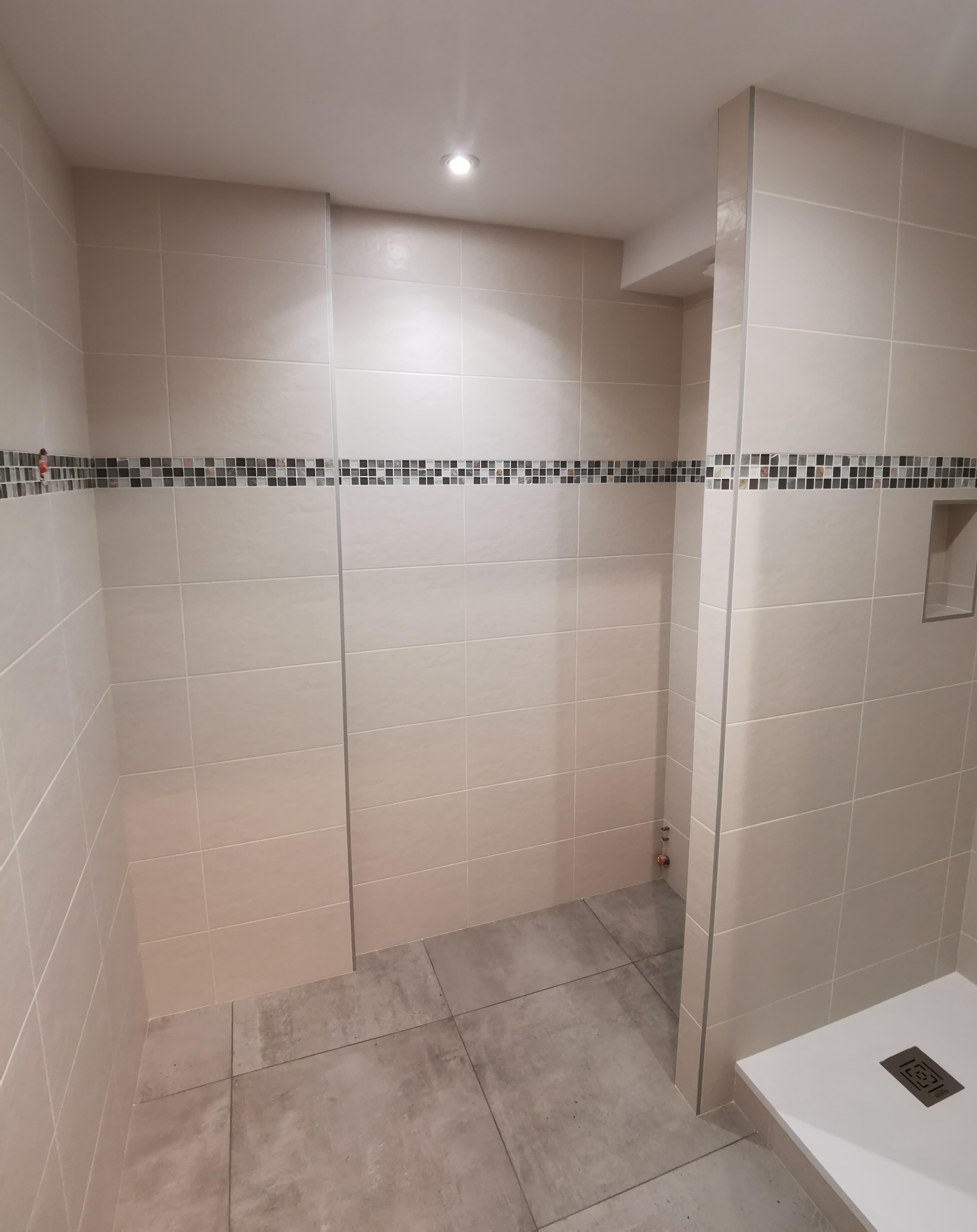 Faïence avec frise mosaïque