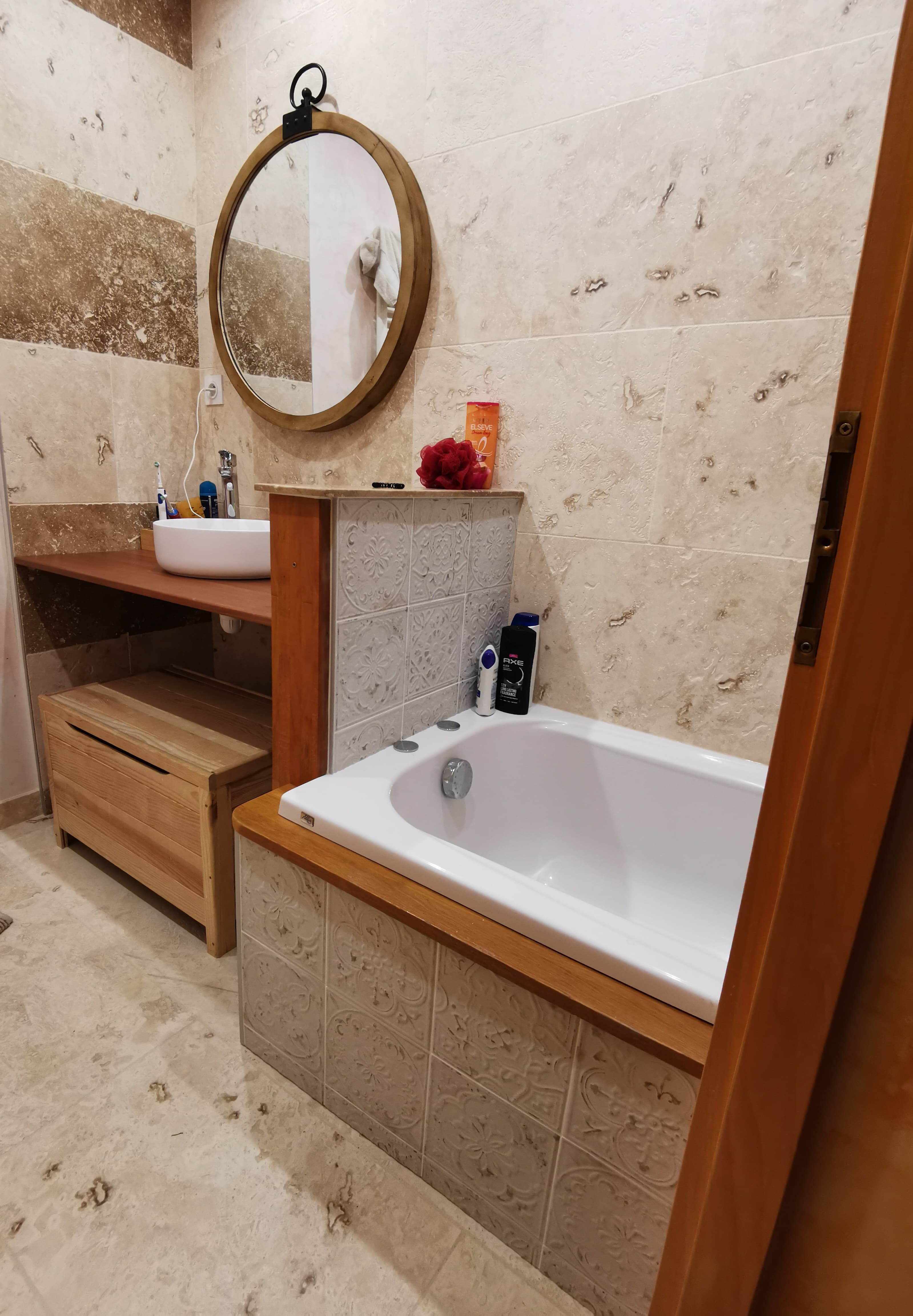 Salle de bain travertin et bois